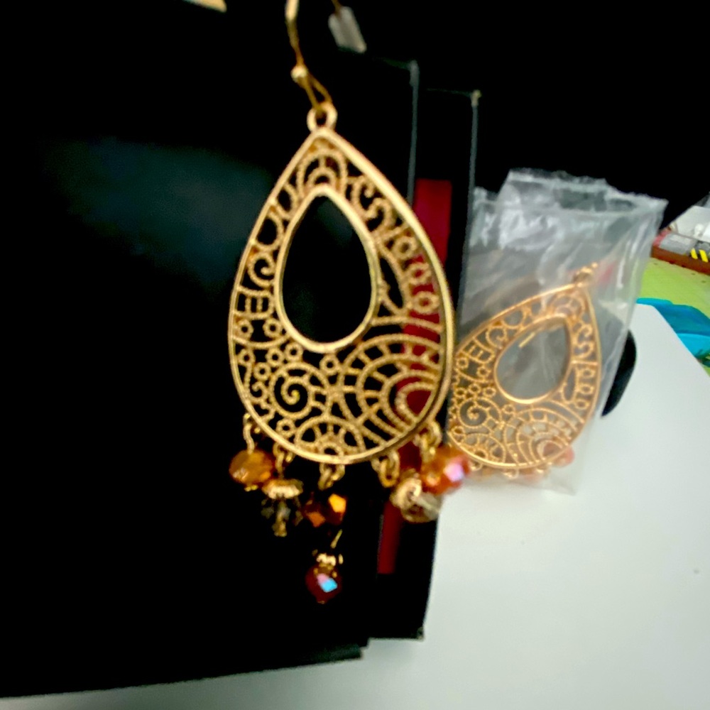 Vintage Avon nos hoop dangles earrings